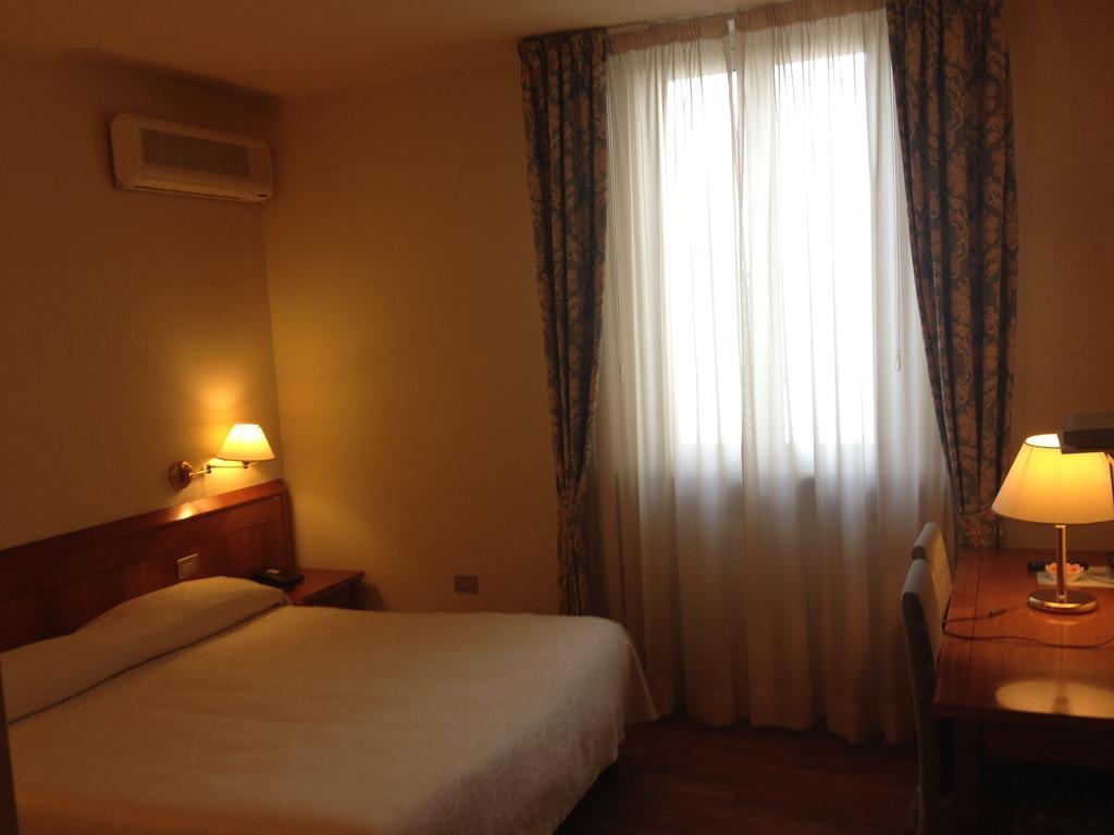 Hotel Cristallo Fano Habitación foto