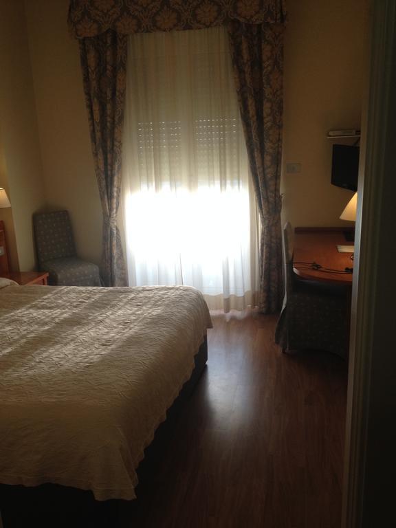 Hotel Cristallo Fano Habitación foto