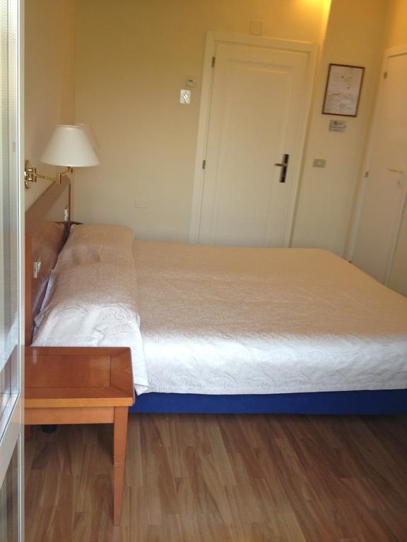 Hotel Cristallo Fano Habitación foto