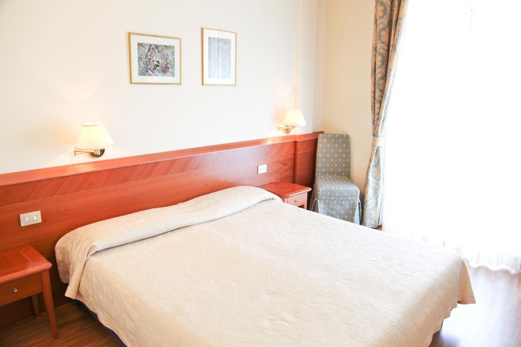 Hotel Cristallo Fano Habitación foto
